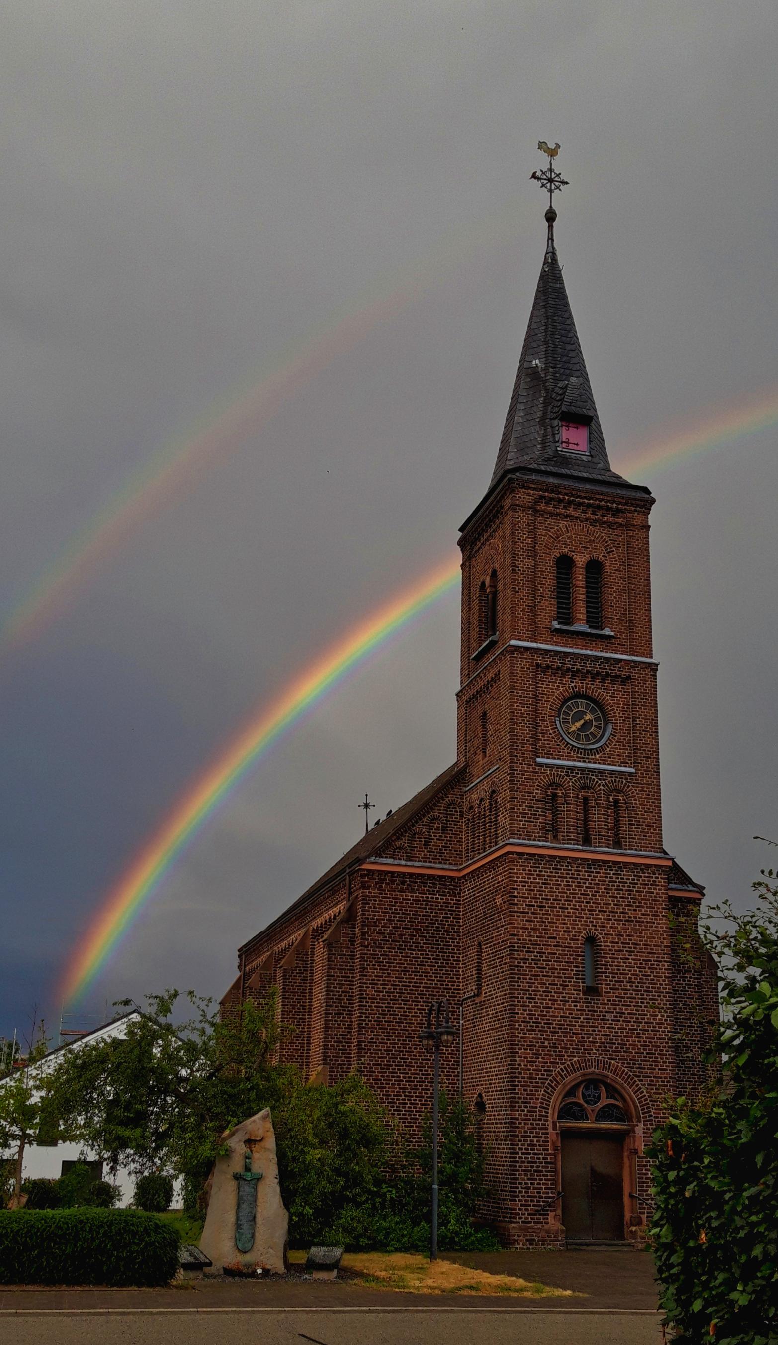 Regenbogen über St. Cyriakus (c) Stefan Schulte-Kellinghaus