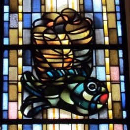Kirche-Martin-Brot-und-Fische-Fenster (c) Birgit Hellmanns