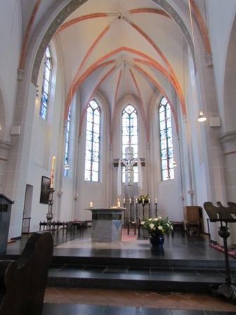 Kirche-Nikolaus-Blick-in-Apsis (c) Birgit Hellmanns