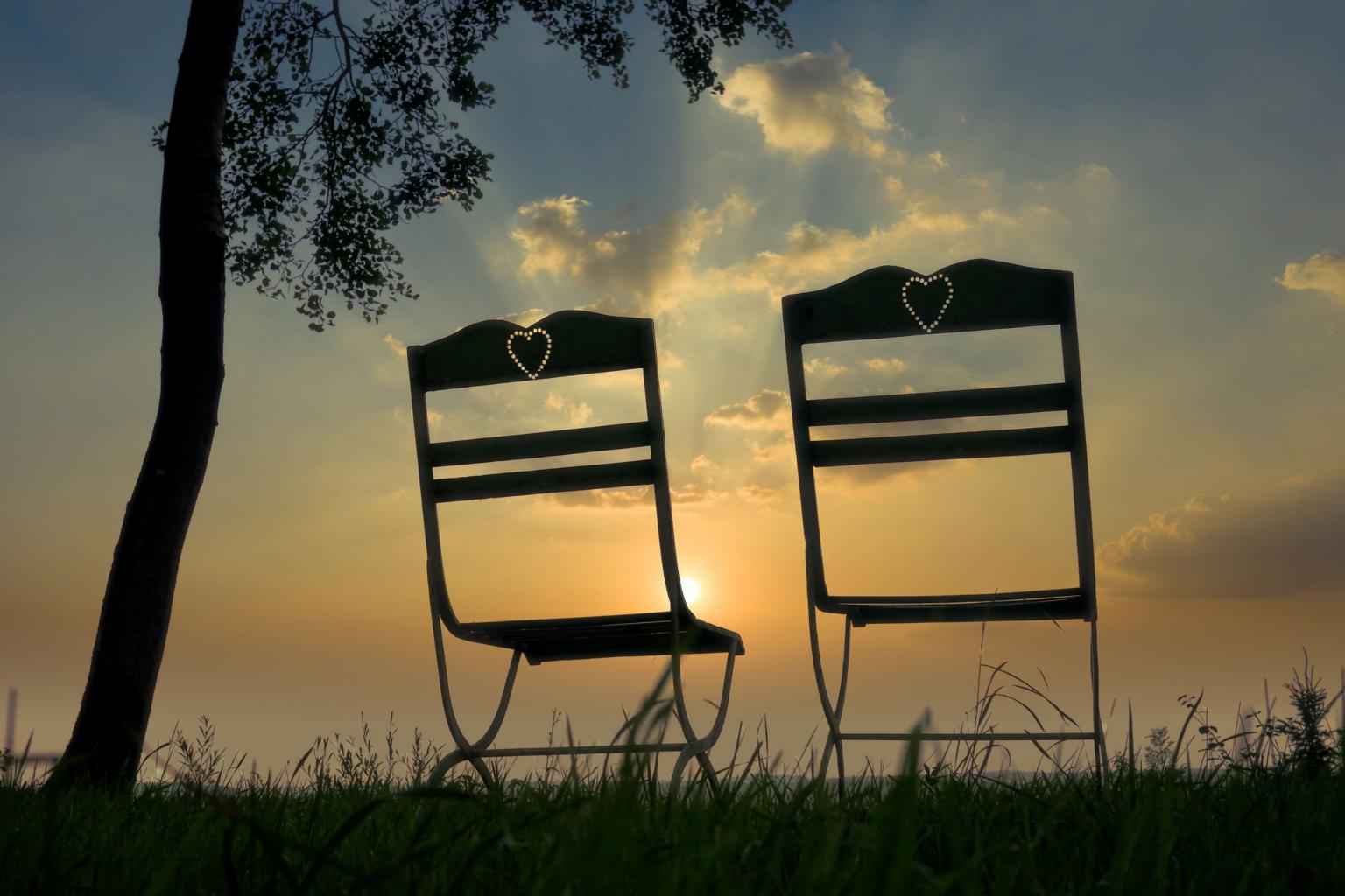 chairs-7679580_by_fietzfotos_pixabay_pbs (c) Pfarrbriefservice