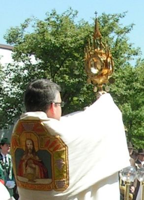 Symbol-Monstranz-Priester-segnet (c) Klaus Trautmann