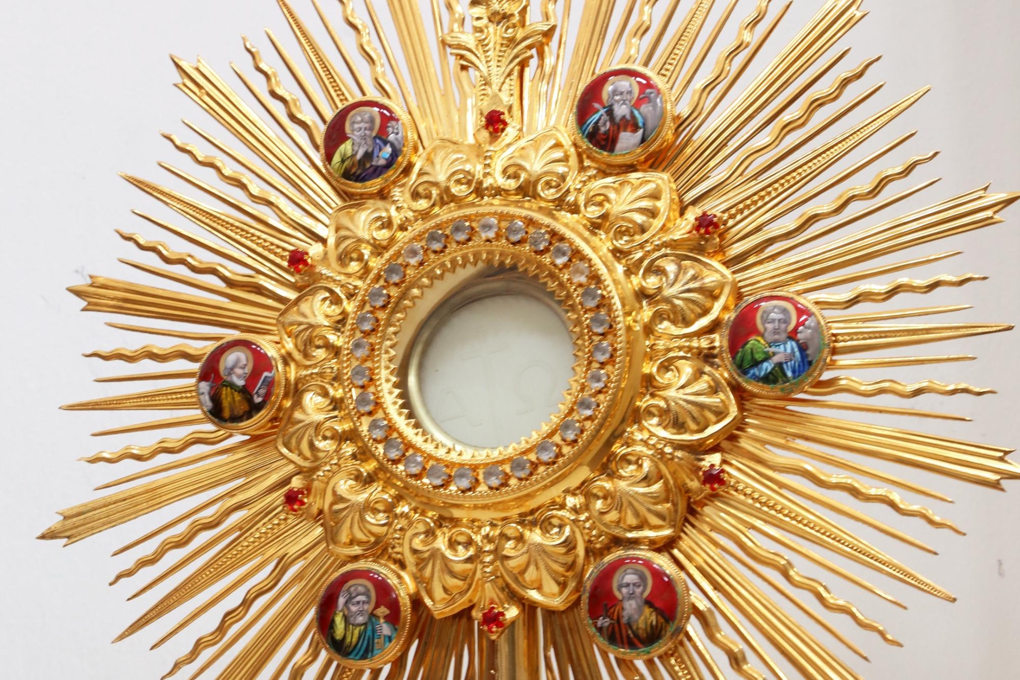 monstrance-699488_by_jclk8888_pixabay_pbs