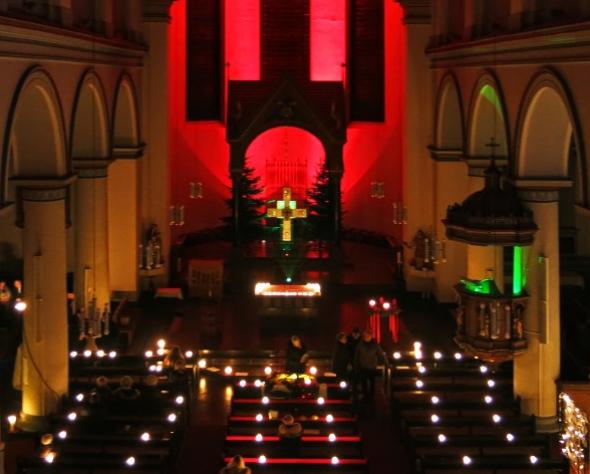 Offene Kirche im Dez. 2017:  Illumination im Altatraum (c) Foto:  Georg Klein