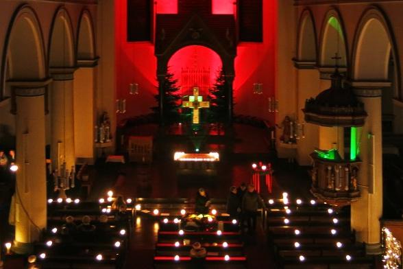 Offene Kirche im Dez. 2017:  Illumination im Altatraum